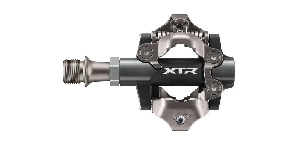 Vista superior del pedal Shimano XTR "Desde arriba, el pedal Shimano XTR revela su estructura simétrica y compacta, ideal para un pedaleo eficiente y controlado en Cross-Country y Gravel."