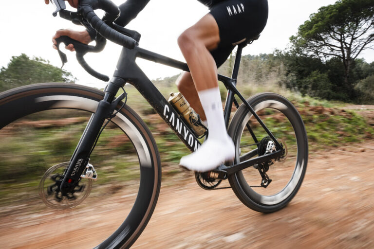 imagen de una bicicleta gravel canyon con la suspension rift en movimiento