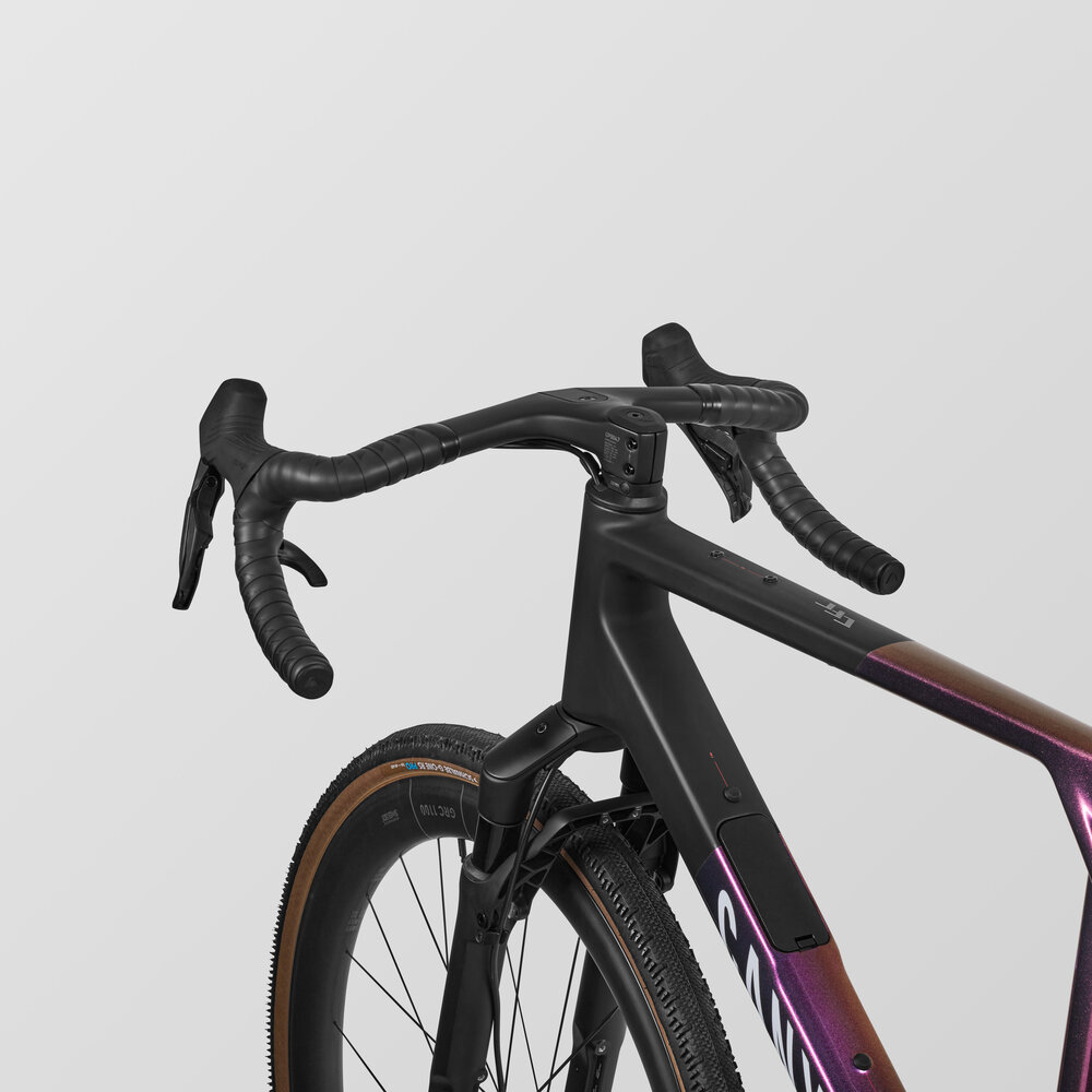 Detalle de Grail CFR RIFT 2025cableado interno y diseño limpio de la horquilla F 132 ONE en la Canyon Grail RIFT.