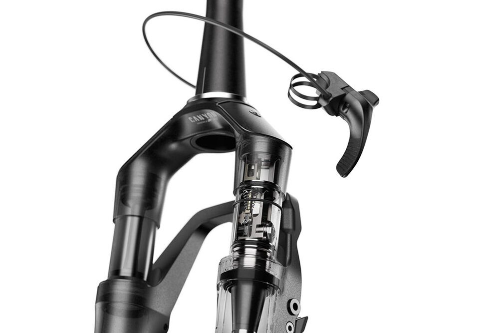 Detalle del funcionamiento de la suspensión DT Swiss F 132 ONE en un entorno gravel competitivo. Grail CFR RIFT 2025