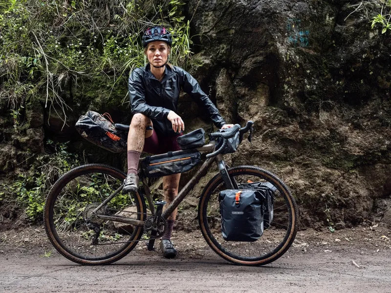 bicicleta equipada con bolsas para bikepacking ortlieb