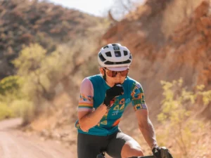 ciclista gravel comiendo gel energetico