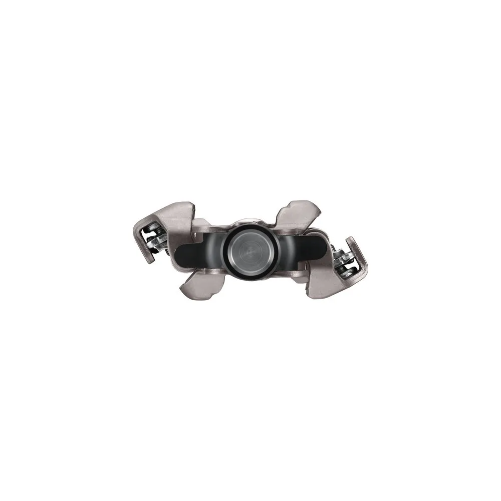 Pedal Shimano XTR visto desde el eje "Este ángulo destaca el robusto eje del pedal Shimano XTR, fabricado en cromo-molibdeno, perfecto para soportar el uso intensivo sin comprometer suavidad."