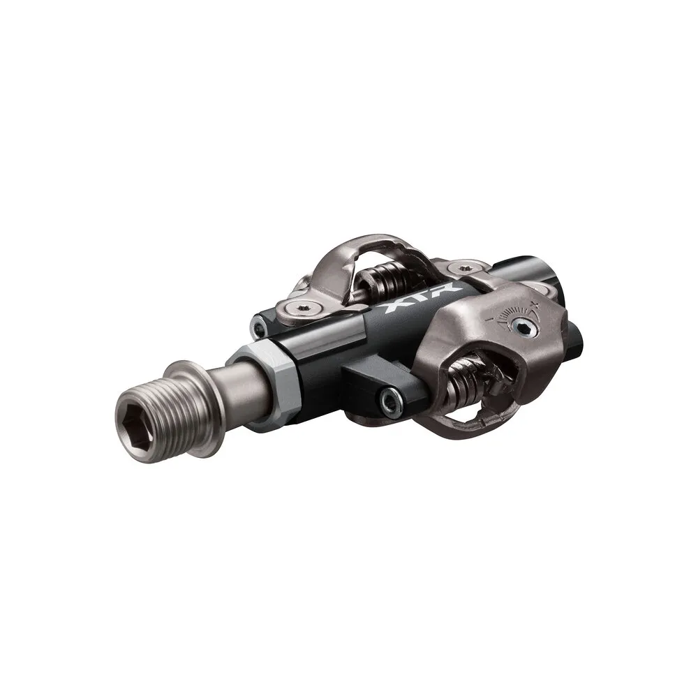 Vista lateral del pedal Shimano XTR PD-M9200 "Perfil estilizado y plataforma baja que mejora la estabilidad y la transferencia de potencia en cada pedalada.