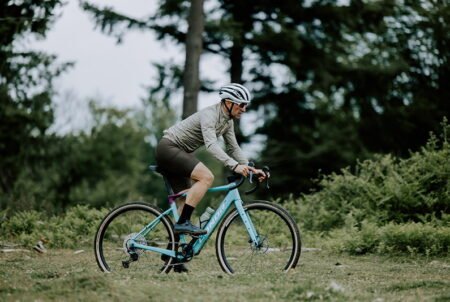 Disfruta de una aventura sin límites con E-SELVA, nuestra bicicleta gravel eléctrica con montaje personalizado.Disponible en dos grupos--Shimano GRX 820-Shimano GRX 610