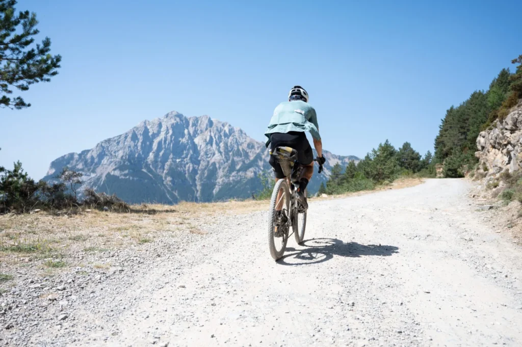 Ciclistas de Gravelcruzando los Pirineos durante el evento gravel The Capitals