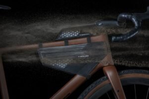 Vista frontal del Apidura Aero System instalado en una bicicleta gravel, destacando su integración aerodinámica y diseño minimalista.
