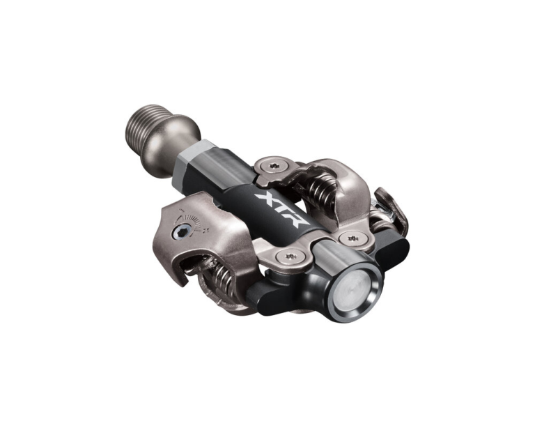 Detalle del sistema de fijación del pedal Shimano XTR "Con su sistema de doble cara y fijación abierta, el pedal Shimano XTR garantiza una entrada y salida segura, incluso en condiciones de barro o humedad."
