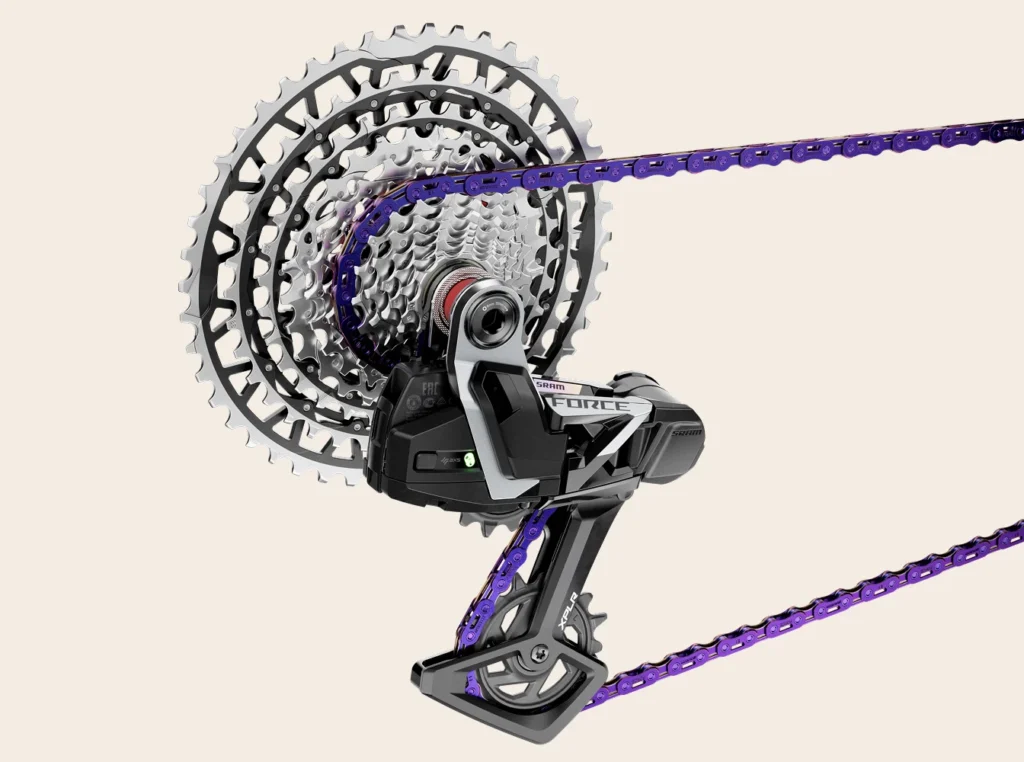 Foto de un grupo o transmisión completo del nuevo sram xplr , de la gama sram xplr force, incluye la cadena morada, novedad 2025