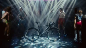 Canyon Grail CFR VB 77 iluminada en pista de baile con ambientación disco