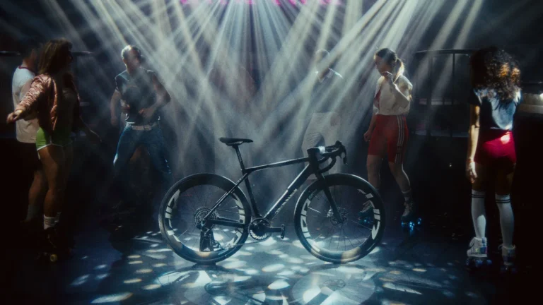 Canyon Grail CFR VB 77 iluminada en pista de baile con ambientación disco