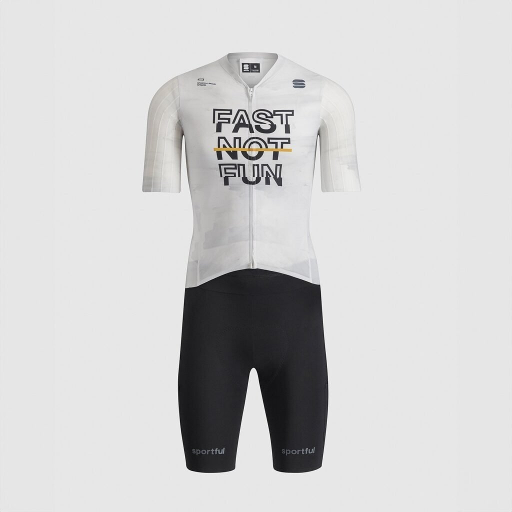 Mono Sportful Fast Not Fun blanco para ciclismo gravel visto de frente