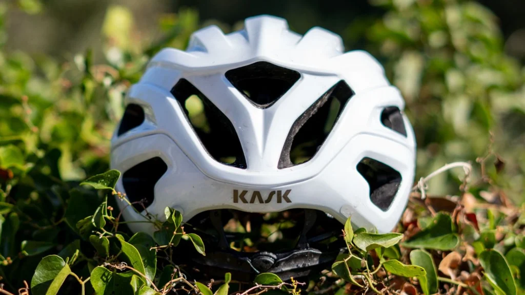 Primer plano del casco Kask Mojito blanco sobre césped