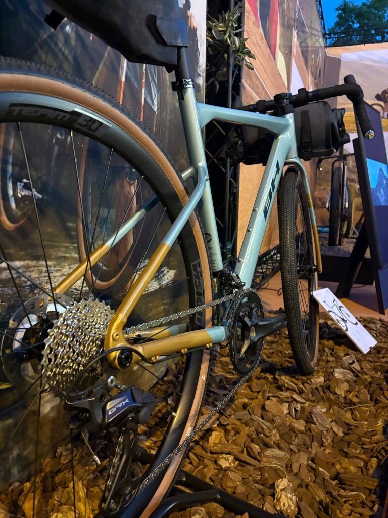 BH GravelX Alu equipada con bolsas de bikepacking en terreno de hojas, lista para la aventura.