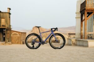 fotografía de la nueva megamo west con pintura malva, ruedas zipp 303 xplr y cambio sram force axs 1x13