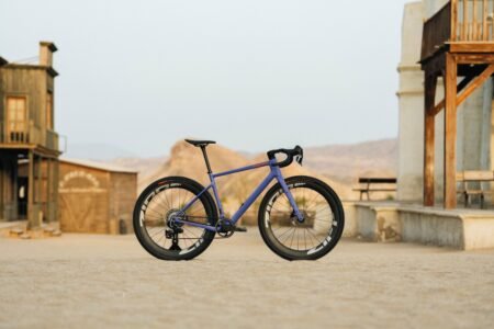 fotografía de la nueva megamo west con pintura malva, ruedas zipp 303 xplr y cambio sram force axs 1x13