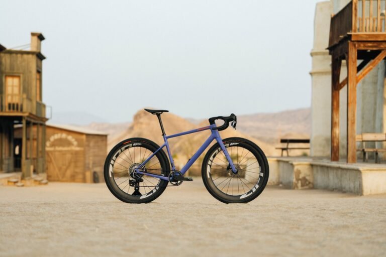 fotografía de la nueva megamo west con pintura malva, ruedas zipp 303 xplr y cambio sram force axs 1x13