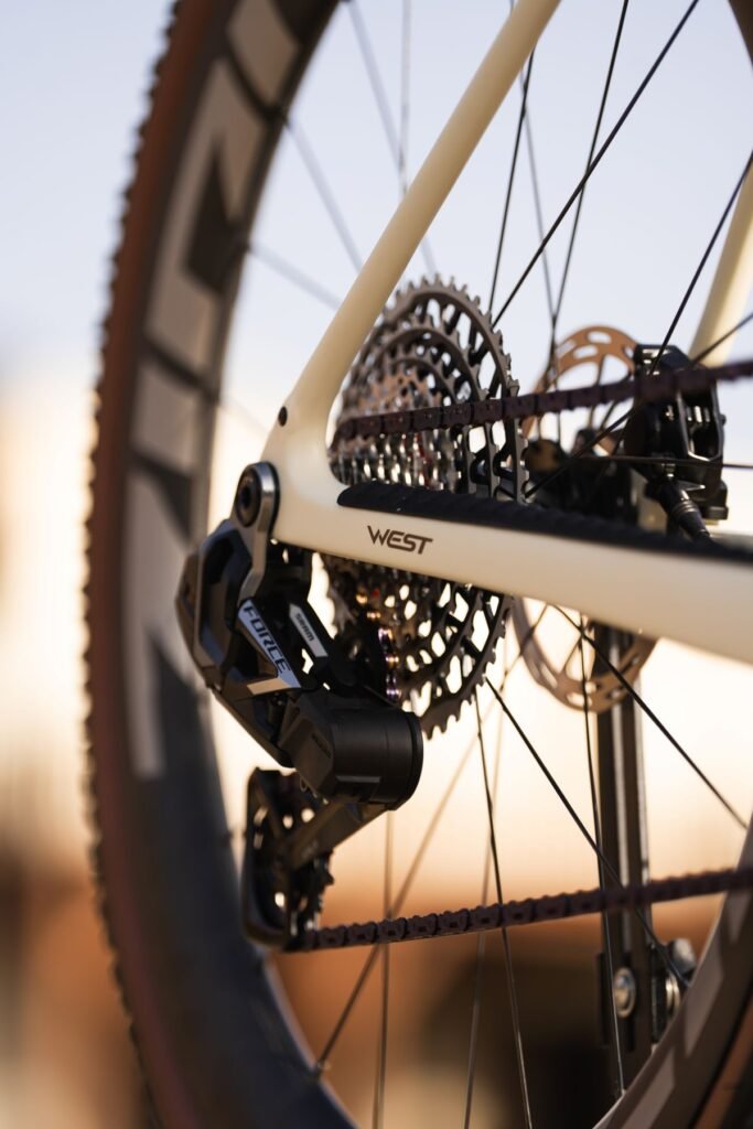 Detalle del grupo SRAM Force AXS montado en la rueda trasera de la Megamo West 2026, mostrando piñones y diseño del tirante.