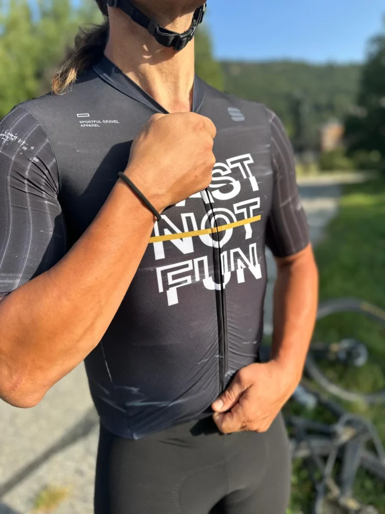 Detalle del mono Sportful Fast Not Fun negro para gravel ajustando cremallera