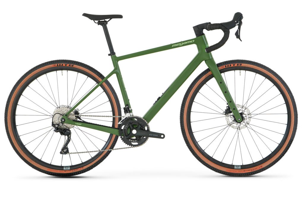 Vista lateral de la Megamo West 2026 en color verde equipada con grupo Shimano GRX 2x11, destacando su diseño limpio y funcional
