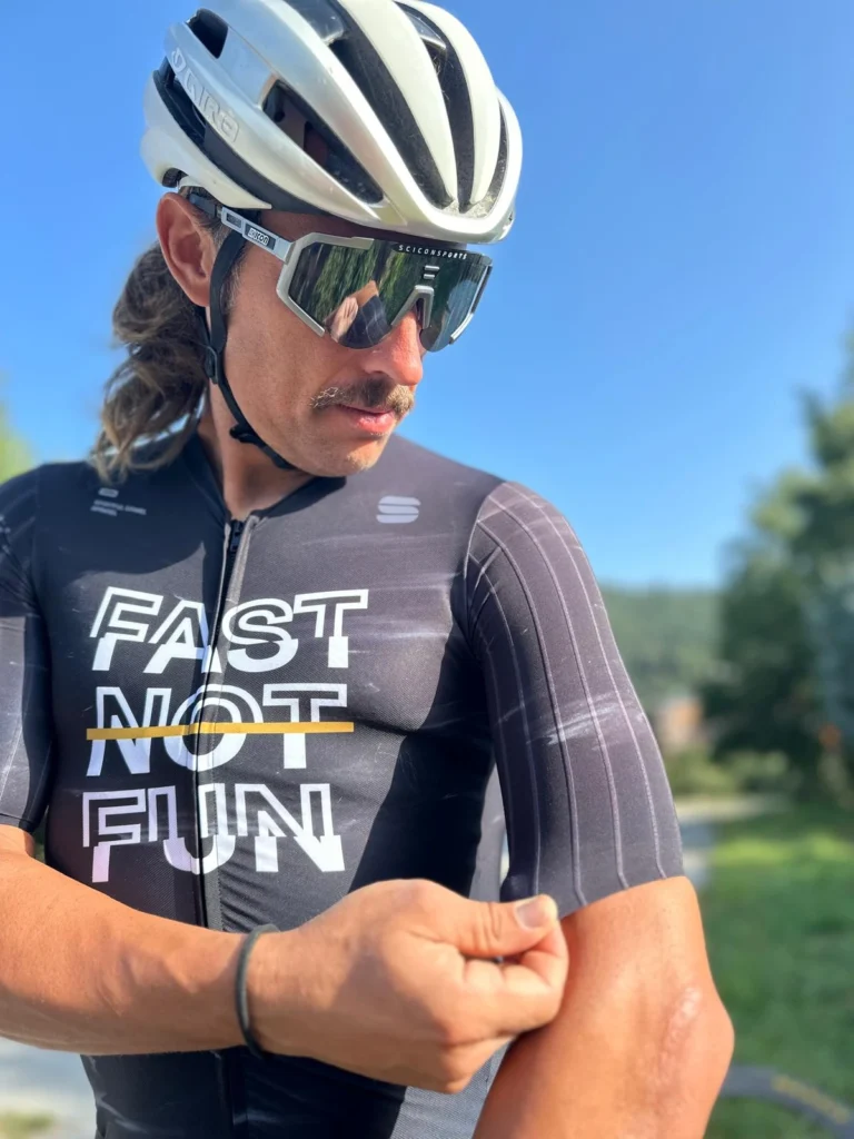 Ciclista mostrando el diseño del mono Sportful Fast Not Fun negro para gravel