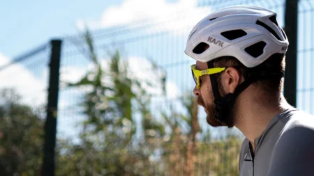Ciclista con casco Kask Mojito blanco y gafas amarillas en ruta