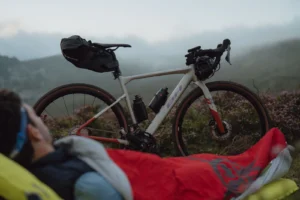La BH GravelX Alu con bolsas cargadas, preparada para ruta gravel en montaña con niebla.