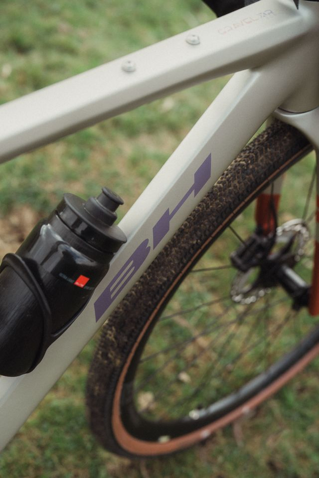 Detalle del tubo diagonal de la BH GravelX Alu con bidón montado y neumáticos de gran balón.