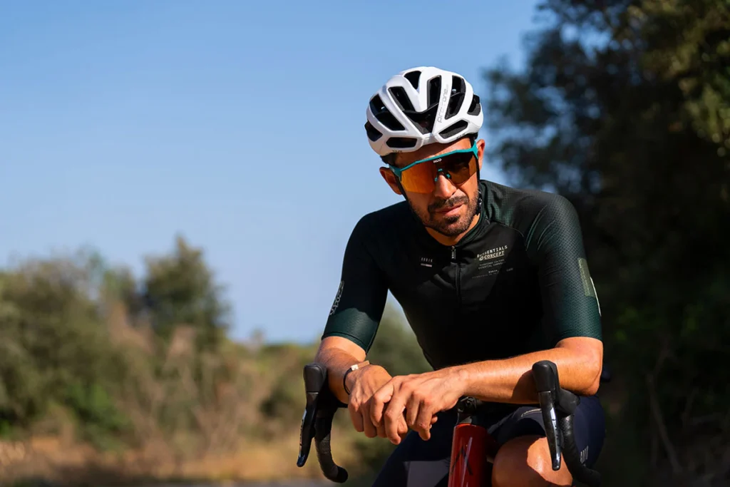 Dos ciclistas con gafas KOO Alibi descansando en una ruta de gravel bajo el sol.
