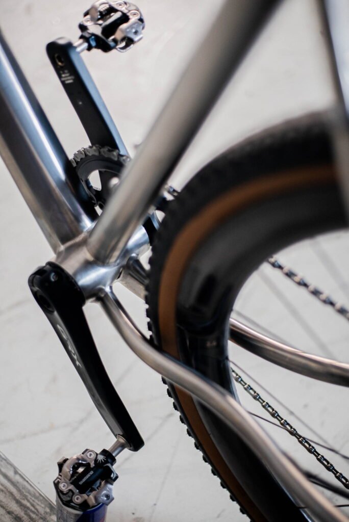 Detalle del cuadro de titanio y la horquilla delantera de la bicicleta gravel VIKING Valhalla GR 2