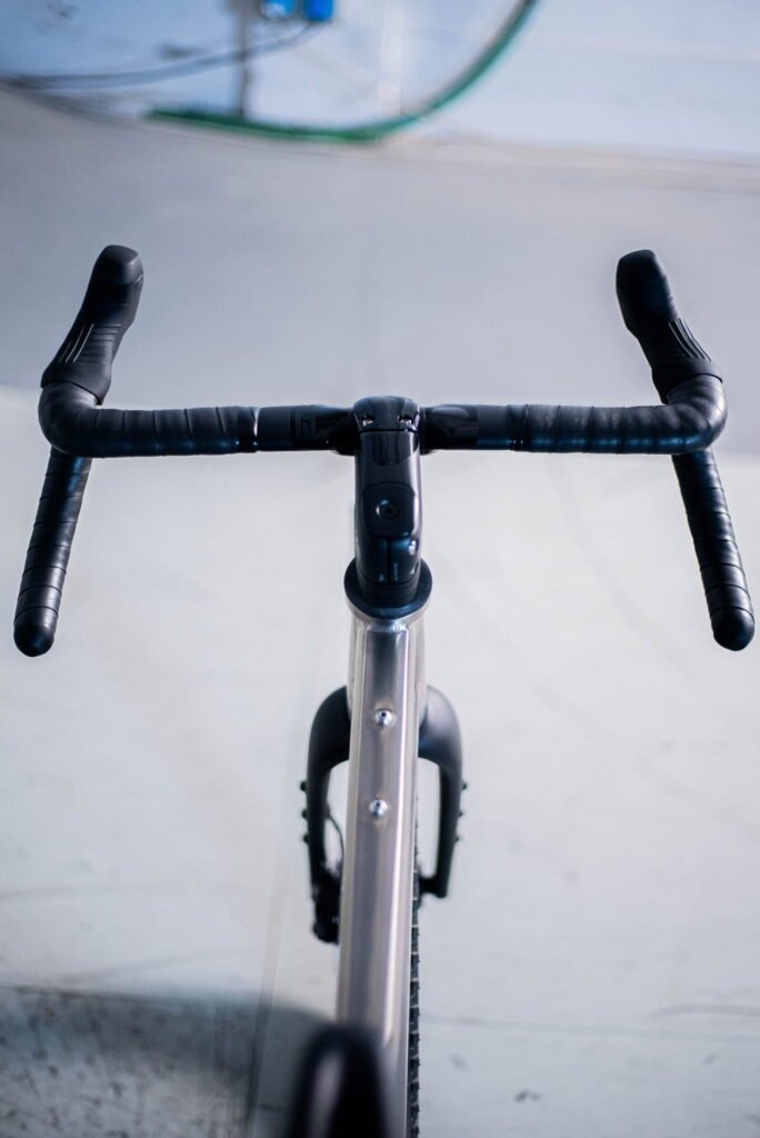 Vista frontal del manillar y cuadro de la bicicleta de gravel VIKING Valhalla GR 2