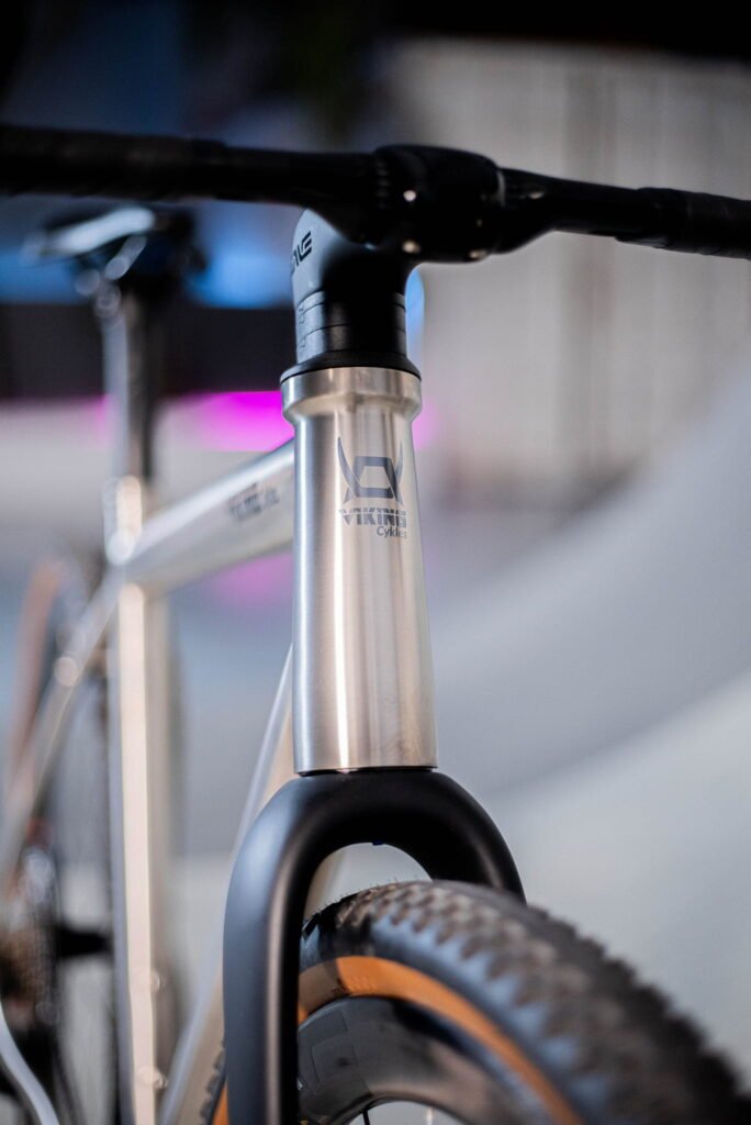 Detalle del tubo de dirección y horquilla delantera en titanio de la bicicleta gravel VIKING Valhalla GR 2