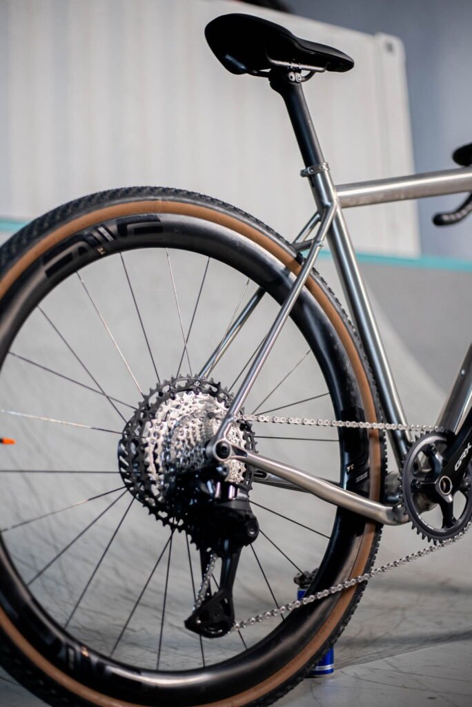 Detalle del tren trasero y transmisión de la bicicleta gravel VIKING Valhalla GR 2