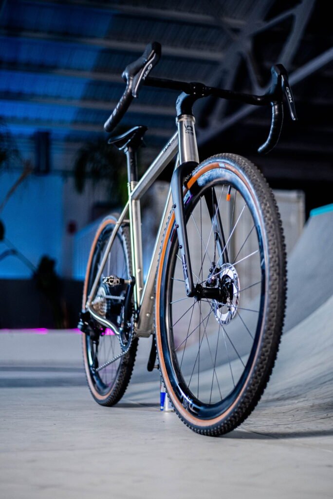 Vista lateral completa de la bicicleta gravel VIKING Valhalla GR 2 en entorno urbano